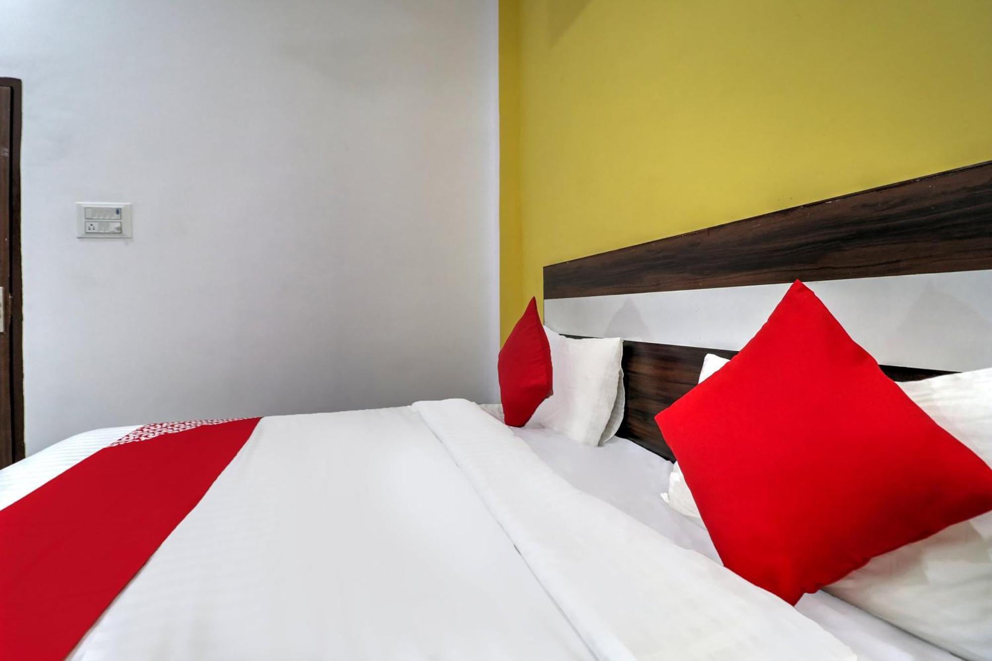 Garhi Harsaru Hotel O 71370 White House מראה חיצוני תמונה