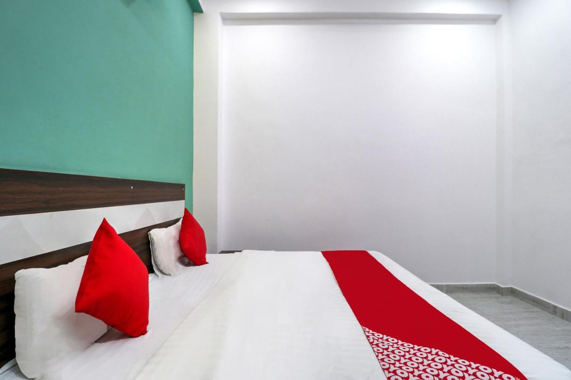 Garhi Harsaru Hotel O 71370 White House מראה חיצוני תמונה