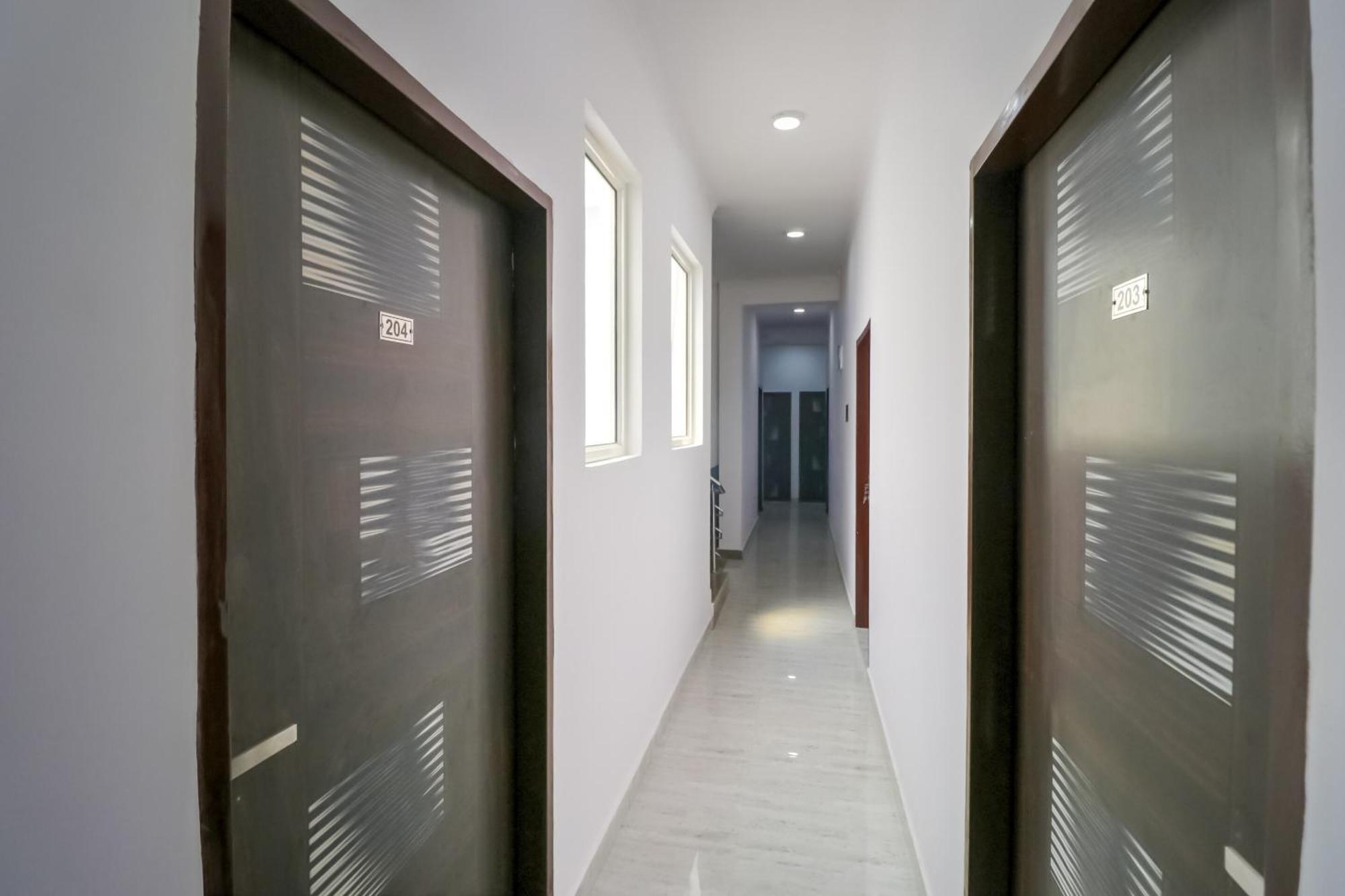 Garhi Harsaru Hotel O 71370 White House מראה חיצוני תמונה