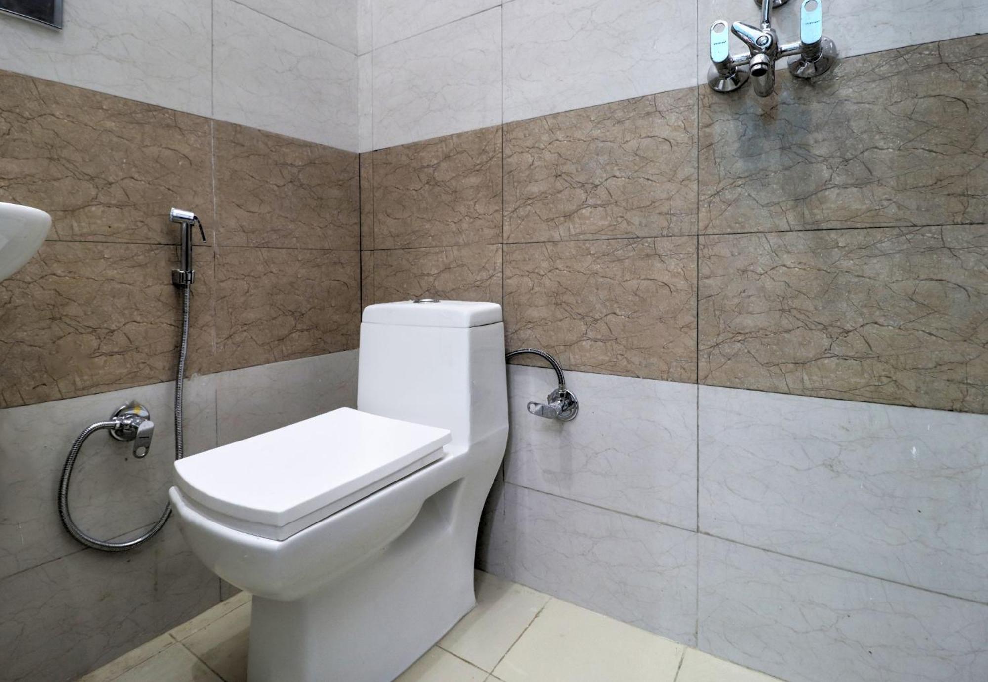 Garhi Harsaru Hotel O 71370 White House מראה חיצוני תמונה